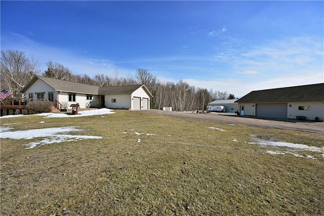 view of yard featuring a detached garage