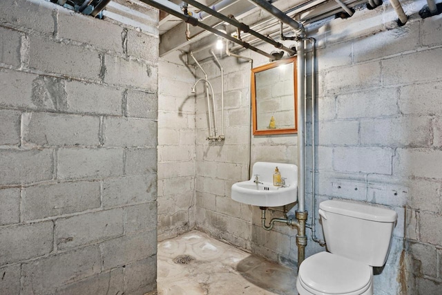 full bath featuring toilet, a sink, unfinished concrete flooring, and tiled shower