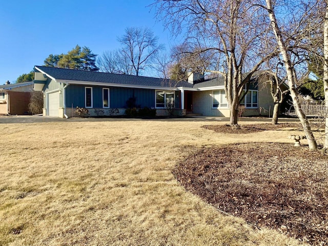 view of front of property featuring a front lawn and a garage