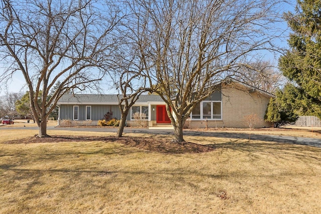 view of front of property featuring a front lawn