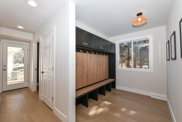 mudroom featuring light wood finished floors, visible vents, baseboards, and recessed lighting