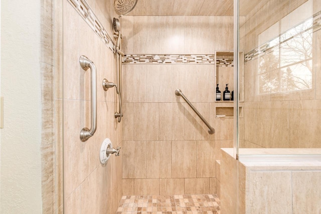 bathroom featuring a tile shower