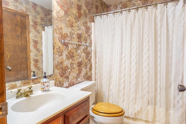 full bathroom featuring curtained shower, vanity, toilet, and wallpapered walls