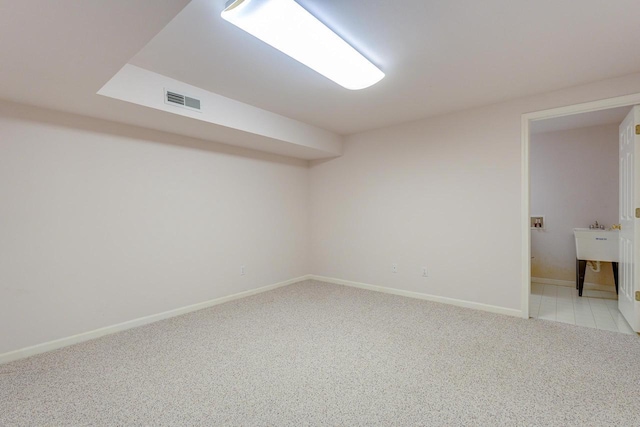 unfurnished room featuring light carpet, visible vents, and baseboards