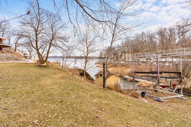 view of yard featuring a water view