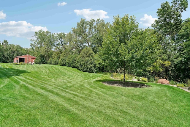 view of yard featuring an outbuilding