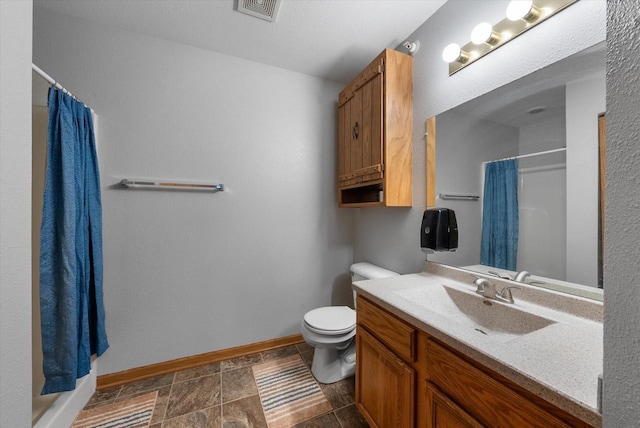 full bath with curtained shower, toilet, vanity, visible vents, and baseboards