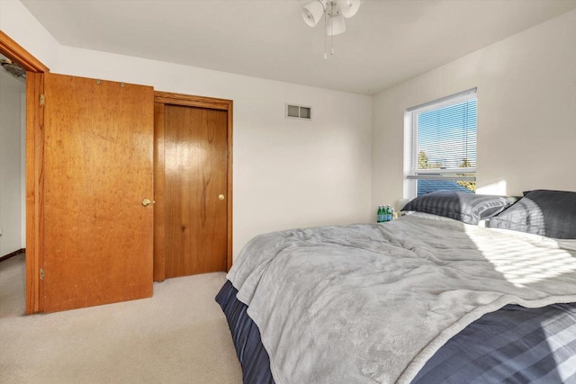 bedroom with ceiling fan, a closet, carpet flooring, and visible vents