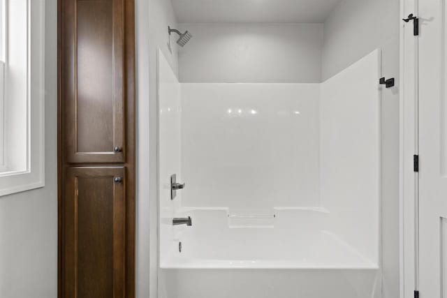 bathroom with tub / shower combination