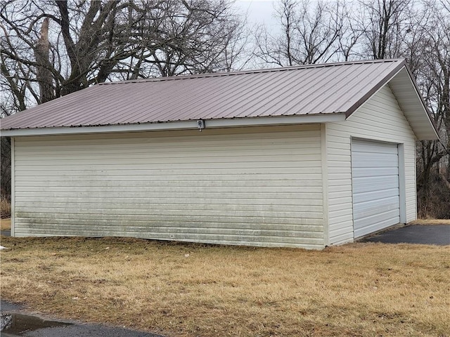 view of detached garage