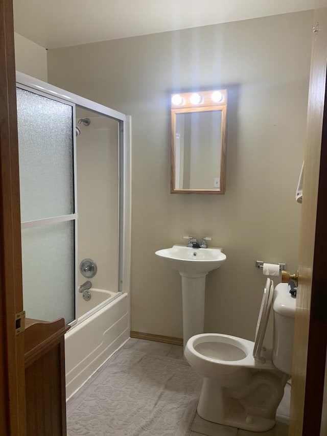 2838 W 3rd Dr, Oxford, WI 53952 - bathroom featuring toilet, enclosed tub / shower combo, and baseboards