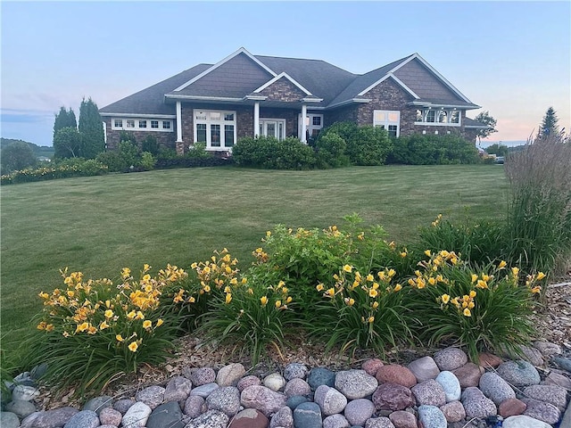 craftsman-style house featuring a front yard