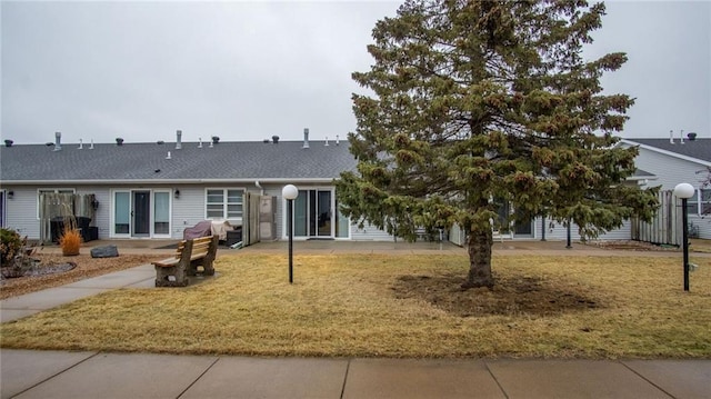 view of front facade featuring a patio area and a front yard