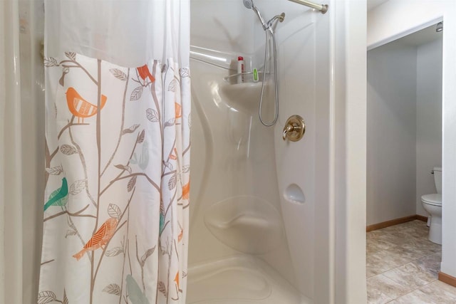 full bath featuring toilet, a shower with curtain, tile patterned flooring, and baseboards