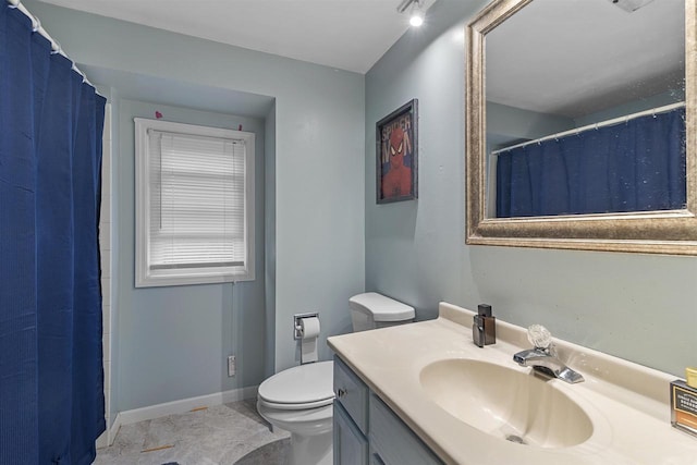 bathroom featuring toilet, a shower with curtain, baseboards, and vanity