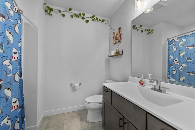 full bathroom with toilet, vanity, visible vents, baseboards, and a shower with curtain