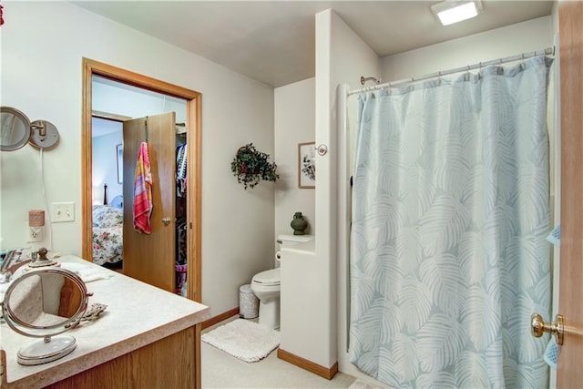 bathroom with curtained shower, connected bathroom, vanity, and toilet