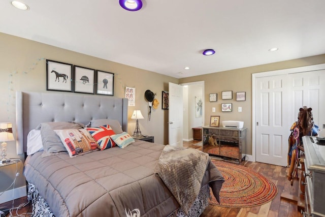 bedroom featuring a closet, baseboards, wood finished floors, and recessed lighting