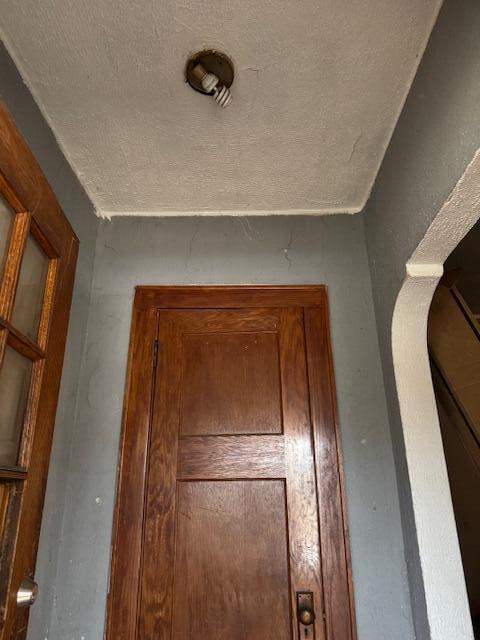 interior details featuring a textured ceiling