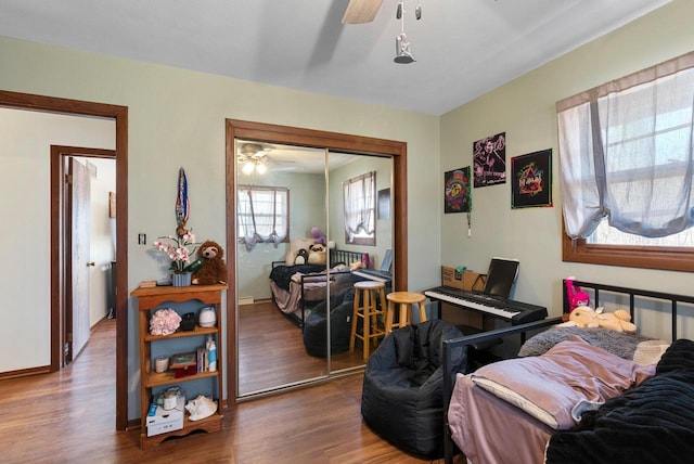 bedroom featuring a ceiling fan, wood finished floors, and a closet