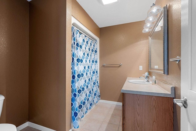 full bathroom with curtained shower, tile patterned flooring, toilet, vanity, and baseboards