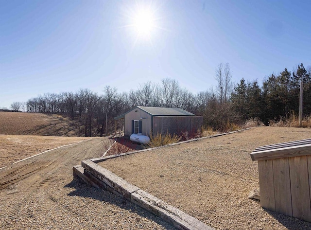 view of yard with an outdoor structure