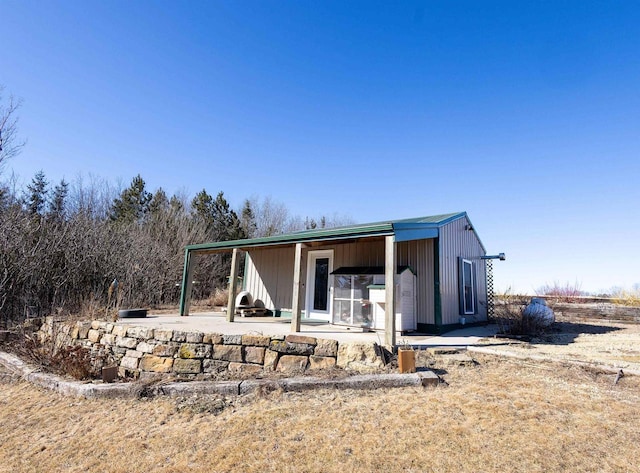 view of front of house with an outdoor structure