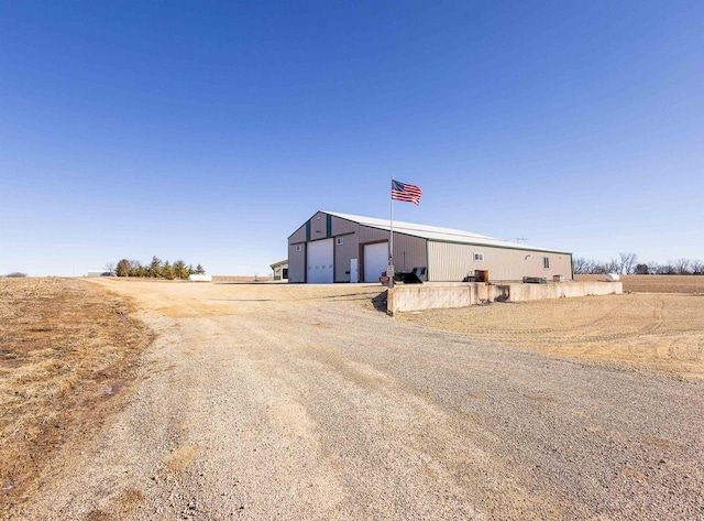 view of outdoor structure with driveway and an outdoor structure