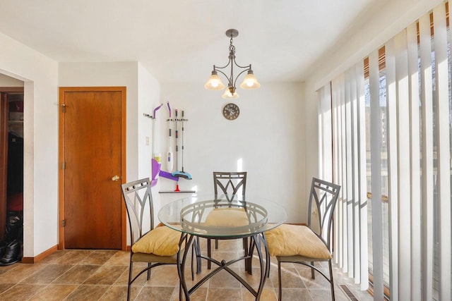 dining space featuring visible vents, baseboards, and an inviting chandelier