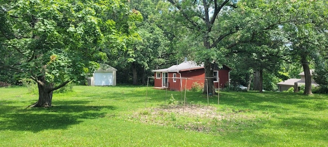 view of yard with an outdoor structure