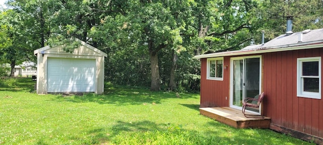 view of yard featuring an outdoor structure and a detached garage