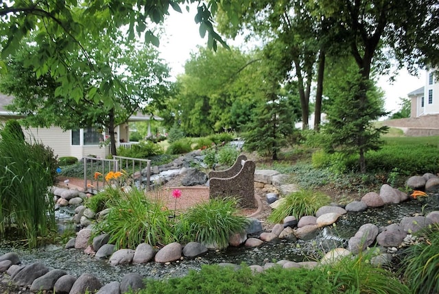 view of yard featuring a garden pond