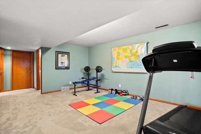 exercise room featuring carpet, visible vents, and baseboards