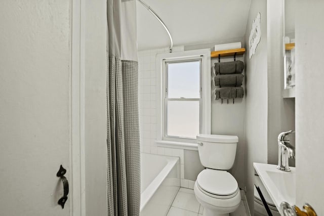 full bathroom featuring shower / bath combo with shower curtain, baseboards, toilet, and tile patterned floors