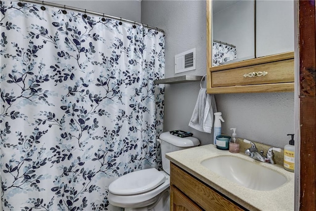 bathroom featuring toilet, curtained shower, visible vents, and vanity