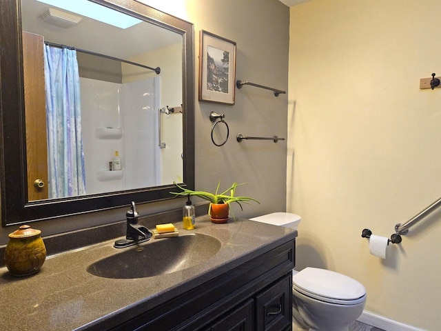 full bath with toilet, a shower with curtain, visible vents, and vanity