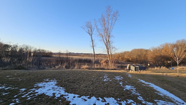 view of yard with an outbuilding