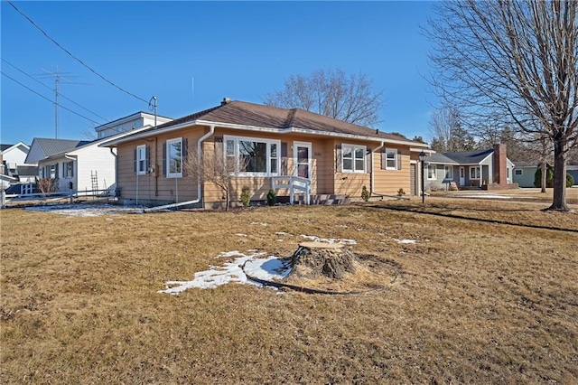 view of front of home featuring a front yard