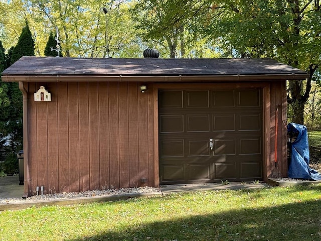 view of detached garage