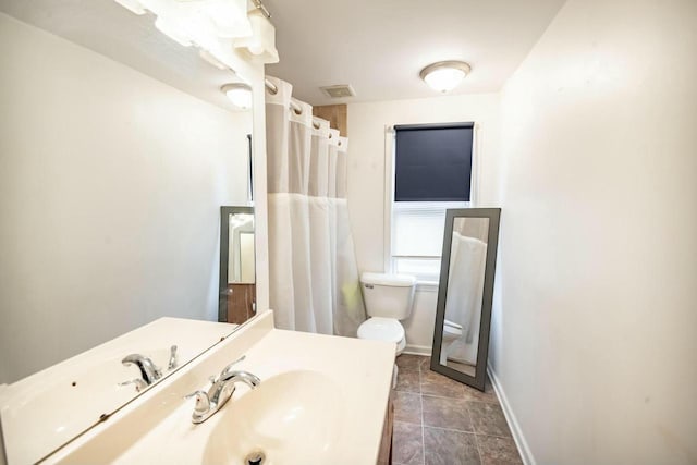 full bath with curtained shower, visible vents, toilet, vanity, and baseboards