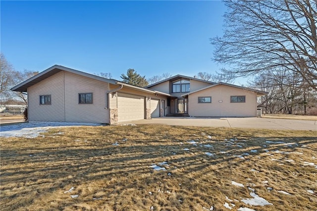 view of front of home featuring a garage and driveway