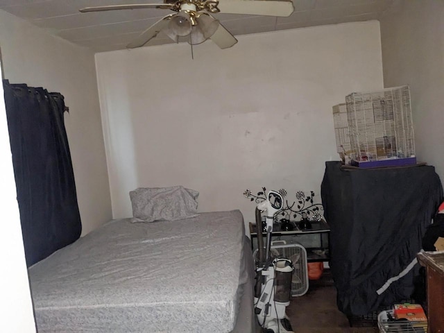 bedroom featuring a ceiling fan