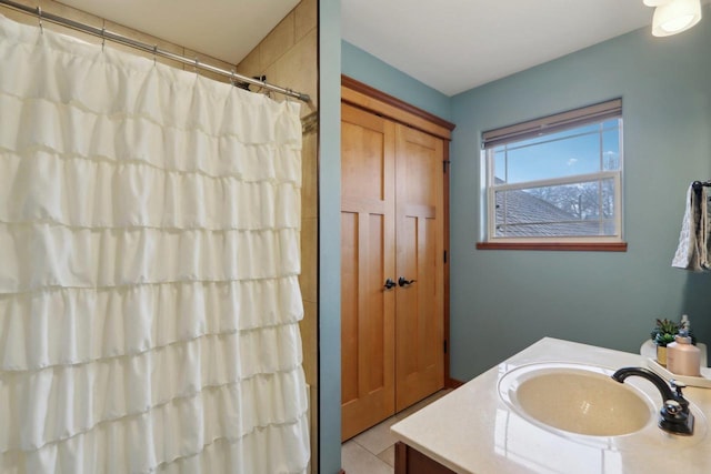 full bathroom featuring curtained shower and vanity