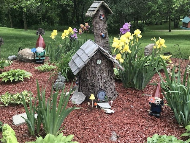 entry to storm shelter featuring a lawn