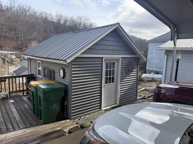 view of outdoor structure featuring an outbuilding