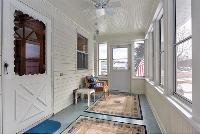 sunroom / solarium featuring a ceiling fan