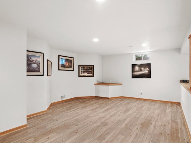 unfurnished room featuring light wood finished floors, baseboards, visible vents, and recessed lighting