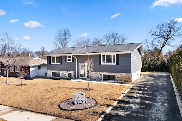 bi-level home featuring a front yard