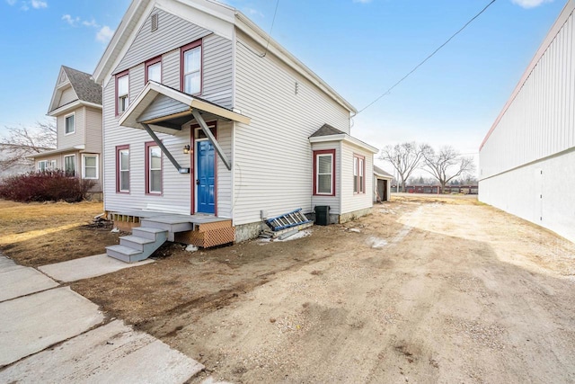 view of front of property featuring driveway