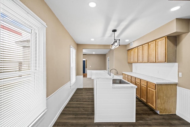 kitchen featuring a wainscoted wall, visible vents, a sink, recessed lighting, and dark wood-style flooring